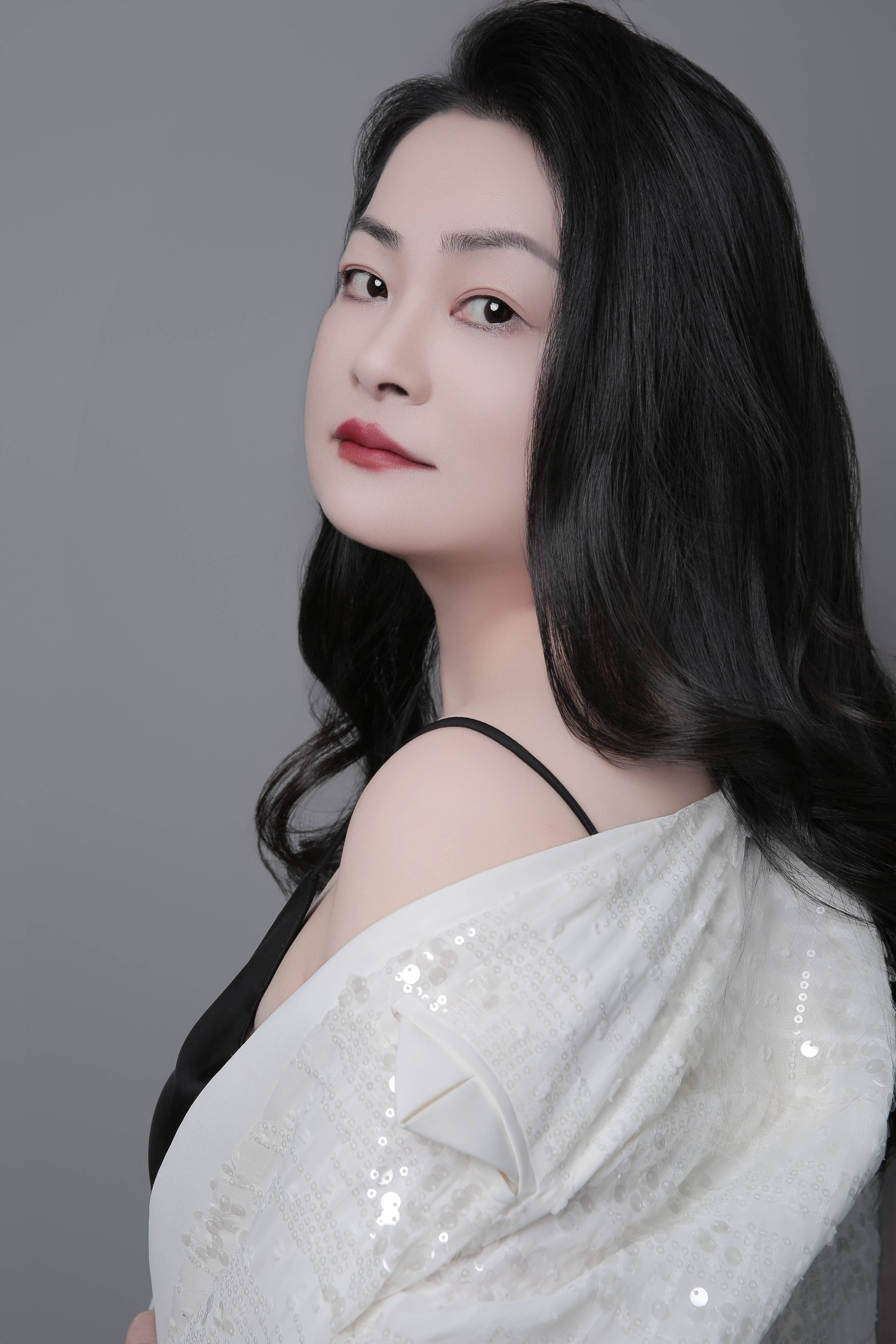 李春艳,新人模特的璀璨绽放