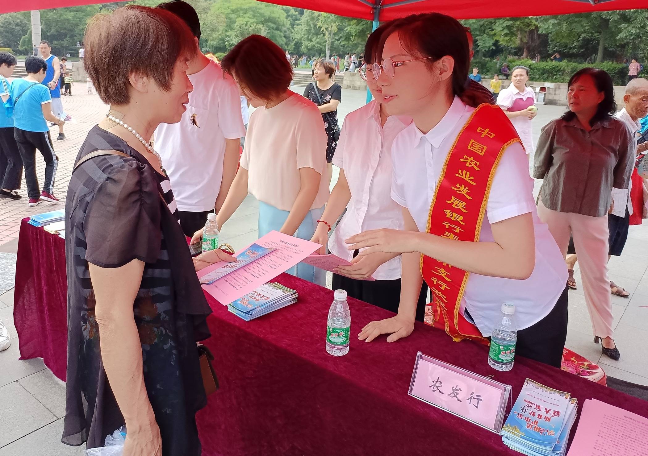 活动现场工作人员分发《银行保险机构消费者权益保护管理办法》