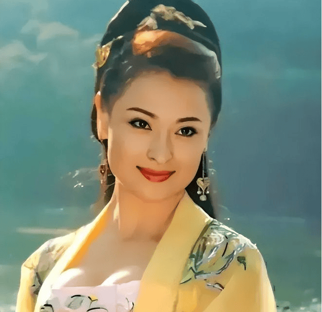 她因太美被亲妈扮丑,成名后嫁二婚富豪当后妈,如今发福认不出