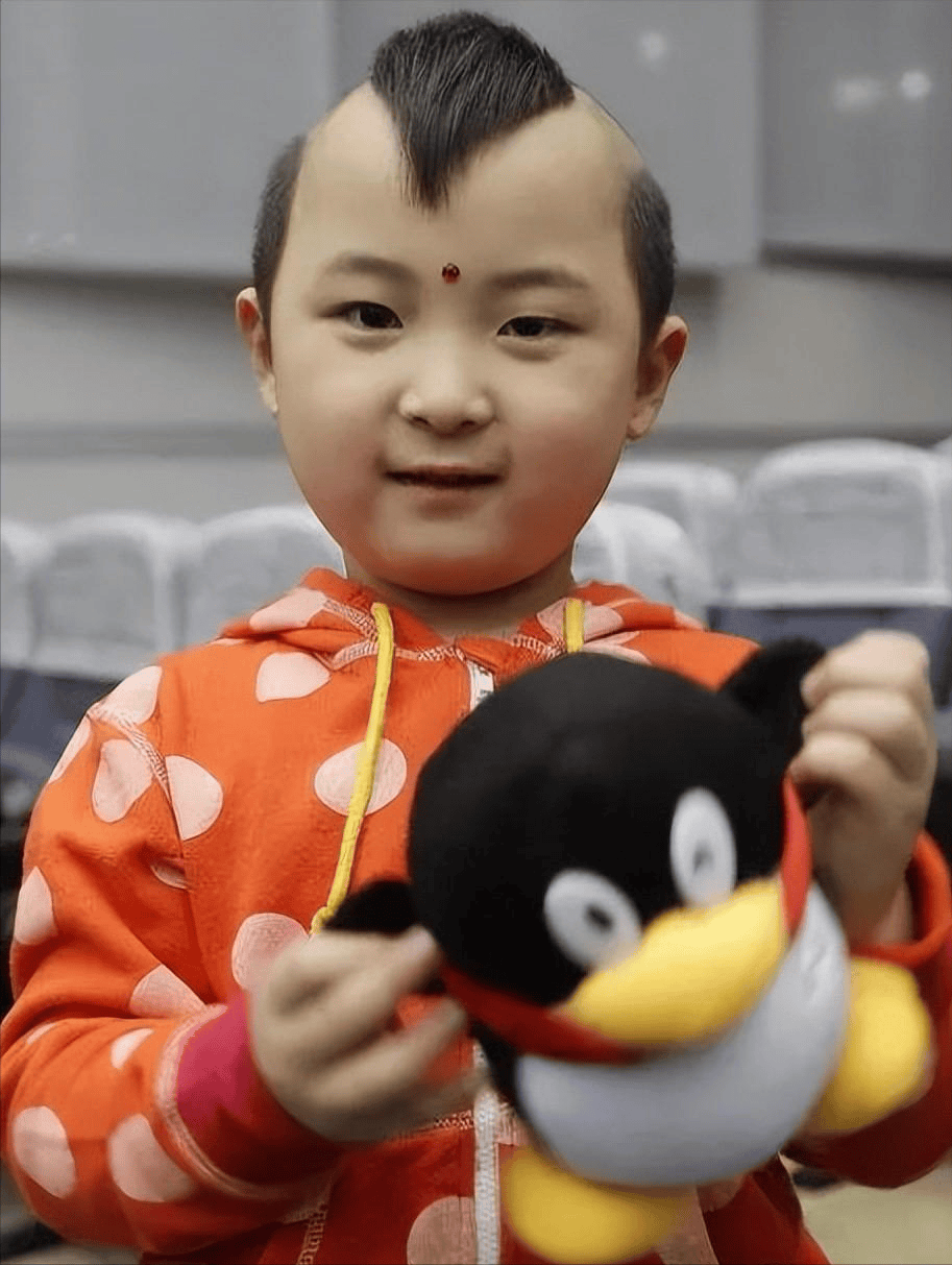 6岁上春晚8岁就去世,被父母"吸干血"的邓鸣贺,悲剧谁来买单?