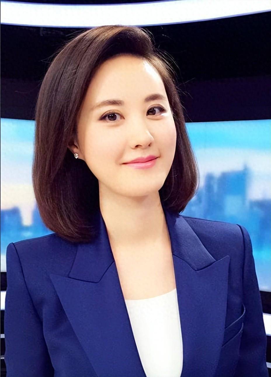 央视主持秦方:曾是高考状元,43岁仍单身,婚姻大事不发愁