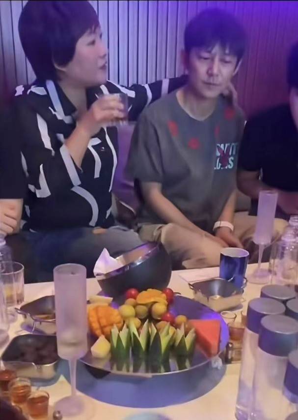 曝何炅ktv喝酒,被搂肩一脸不悦,知情者曝真相