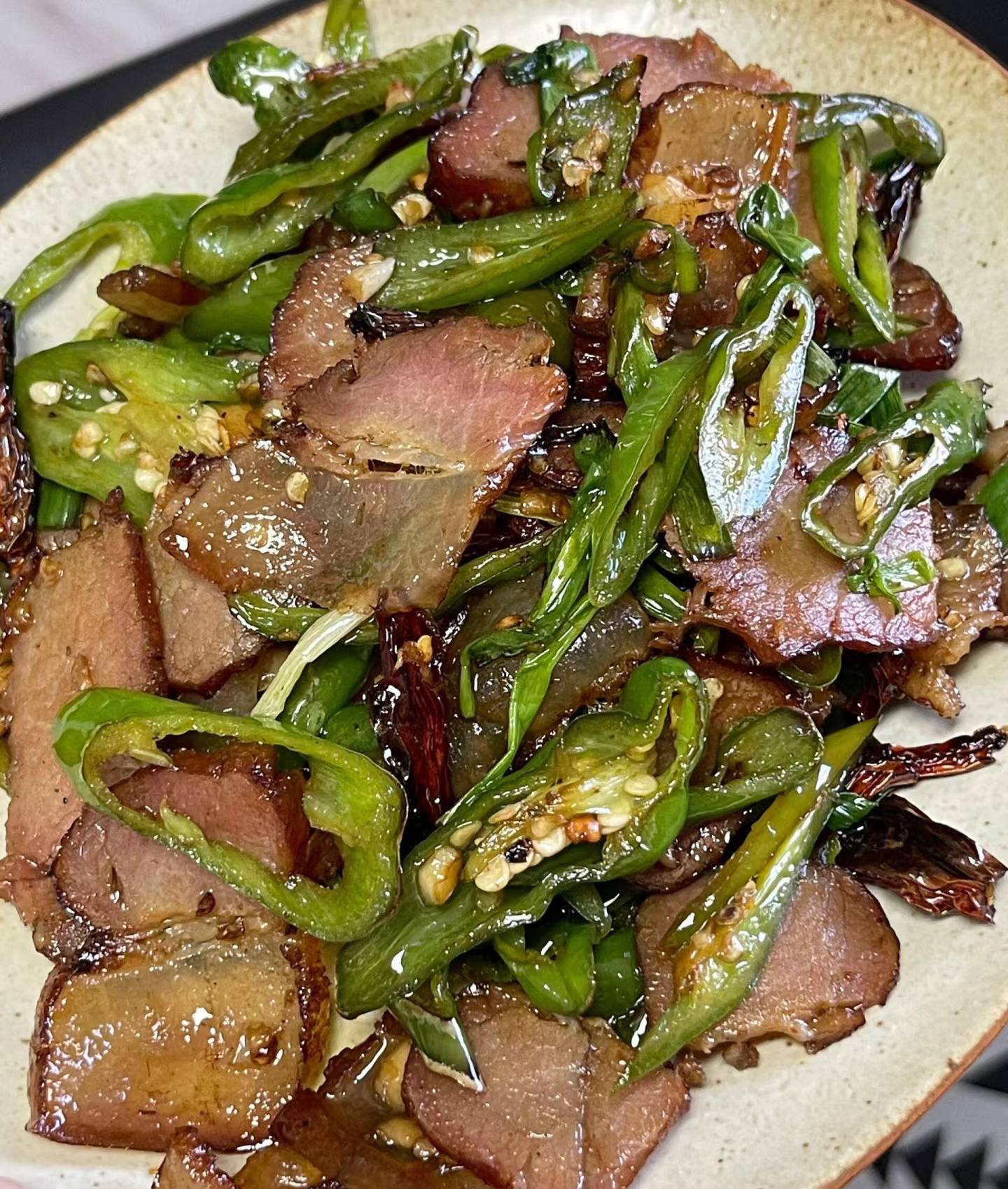 家味·岁月静好】—— 青椒炒腊肉:古早味里的现代风情