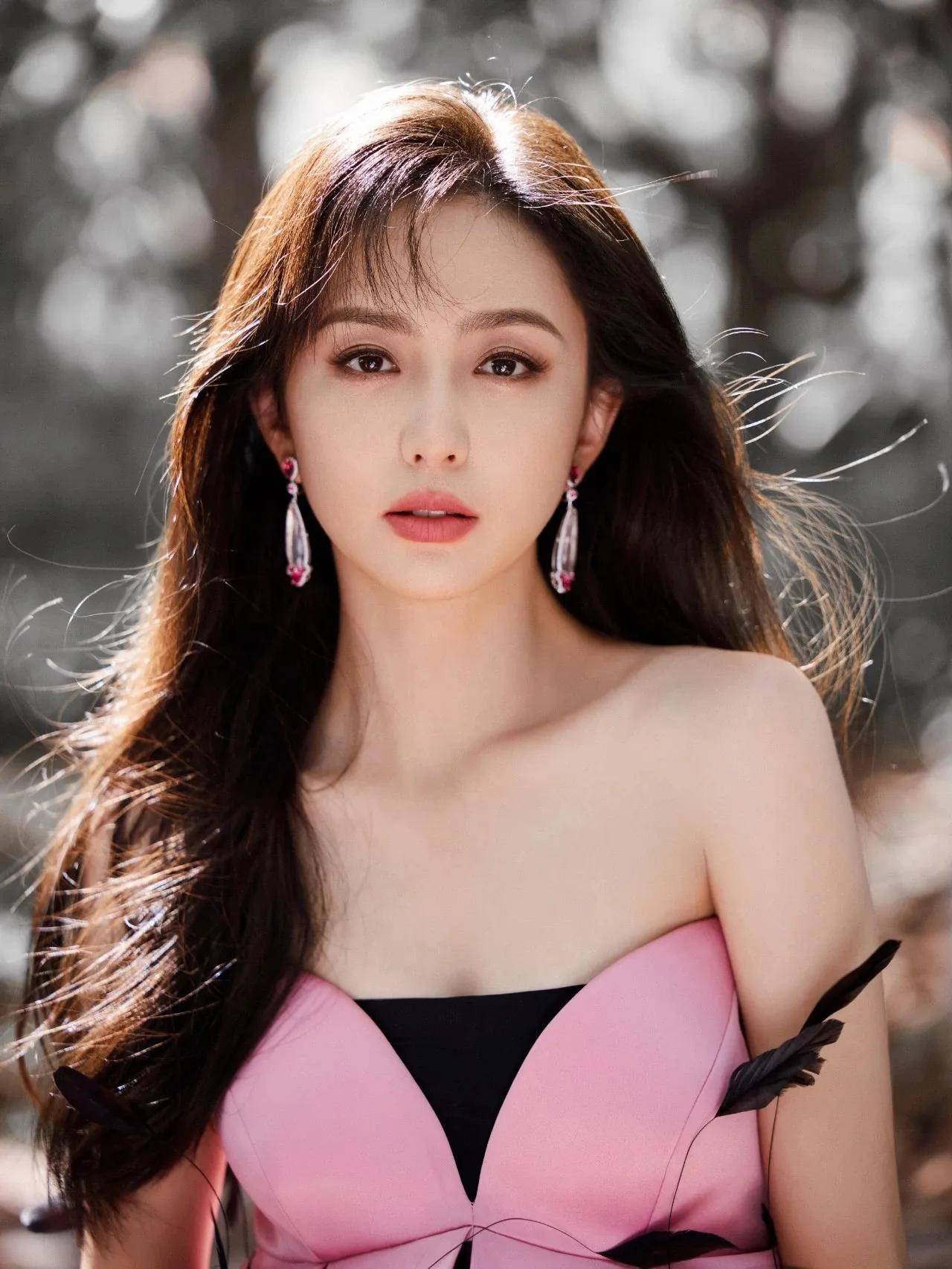 这次粉裙造型的背后,是佟丽娅对美的追求和对生活的热爱.