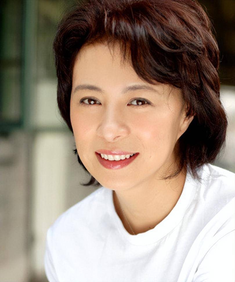 演员刘佳:隐退10年,将父亲骨灰放家中8年,活成了贤妻良母