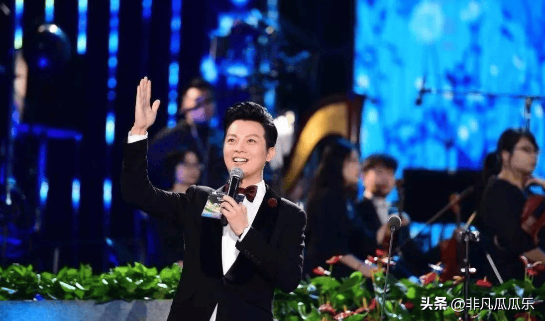 不知今年他是否会继续担任春晚主持?保持期待!