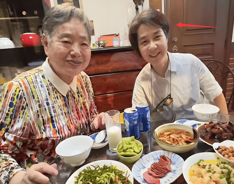 焦晃:被两任妻子抛弃后,娶小30岁的陈晓黎,88岁露面烟不离手