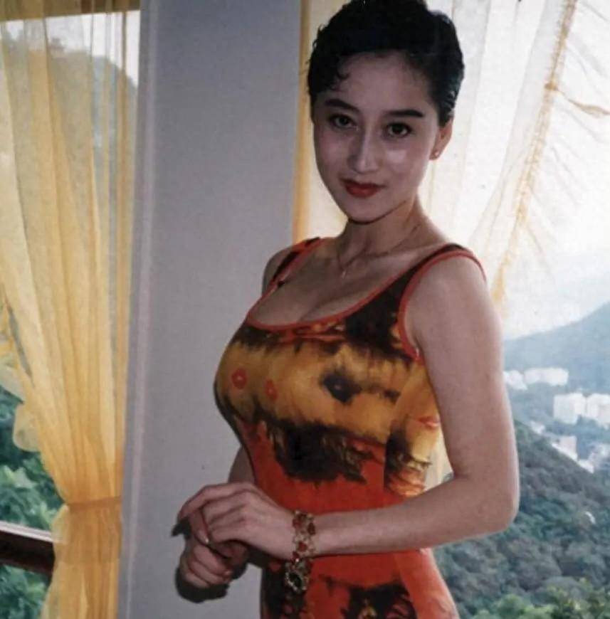 李连杰晒妻子照片,61岁利智衰老如奶奶,而62岁黄秋燕仍然美艳动人!