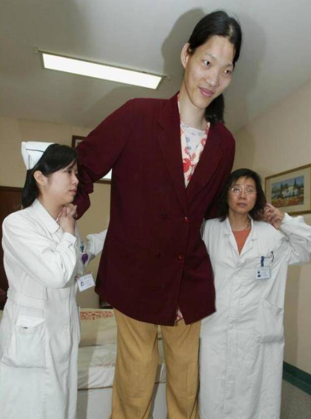 世界第一女巨人:比姚明高14cm,穿78码鞋,每天吃两斤米