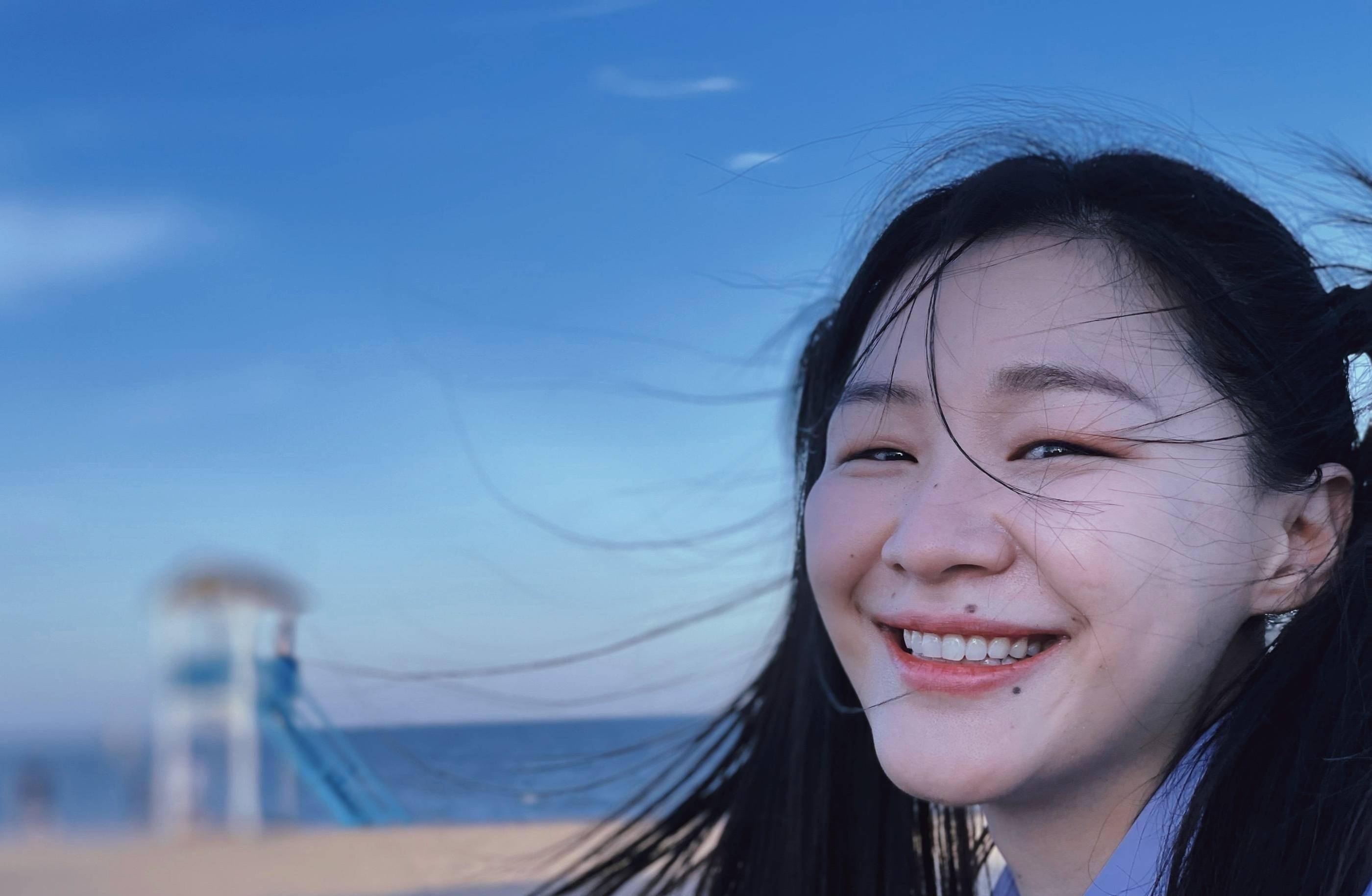 金靖晒照宣告出月子,染眉毛涂红唇美美外出,生娃后越来越好看