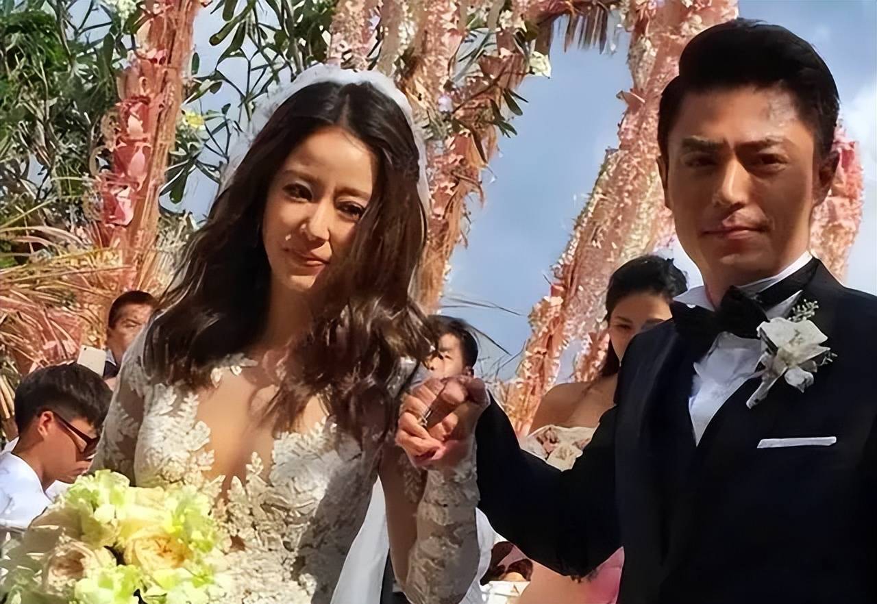 霍建华林心如夫妇看女儿演出!甜蜜比心神情紧张,围观群众无人识