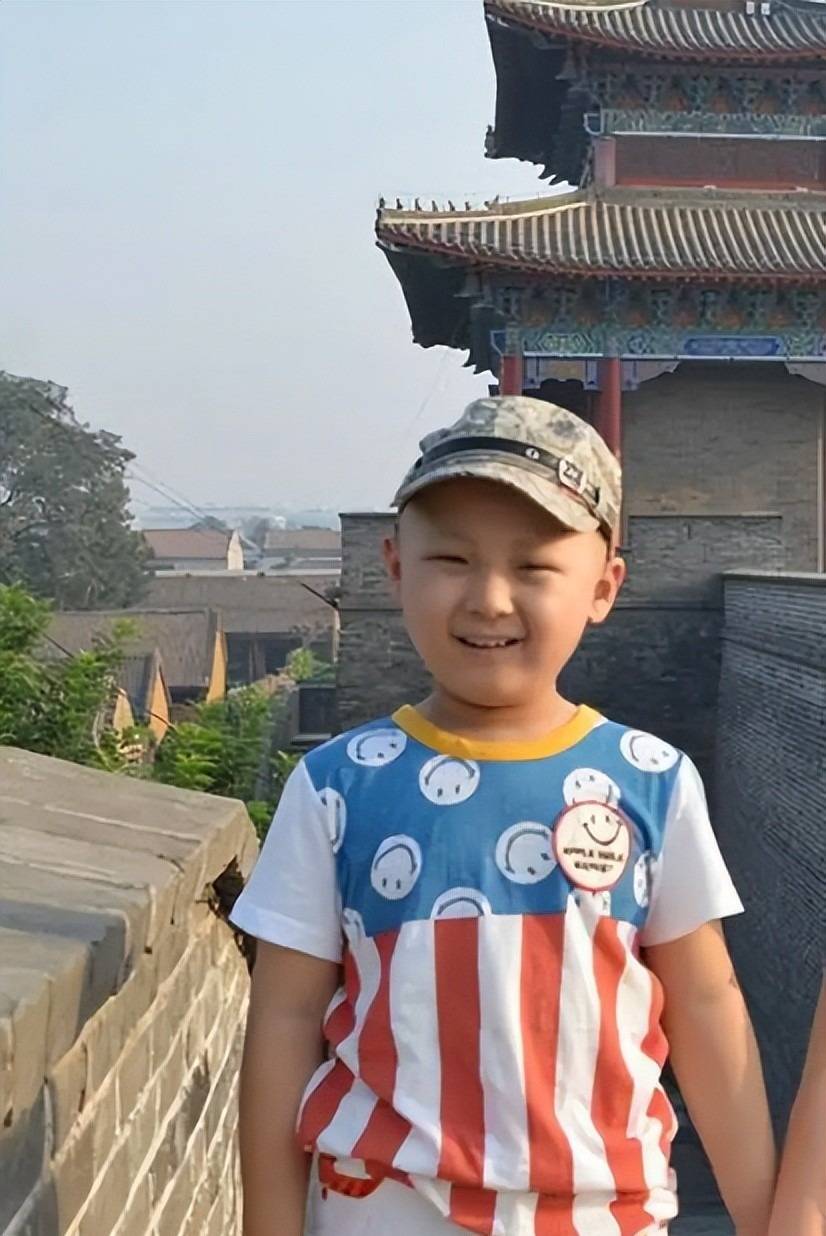 原创6岁上春晚8岁就去世被父母吸干血的邓鸣贺悲剧谁来买单