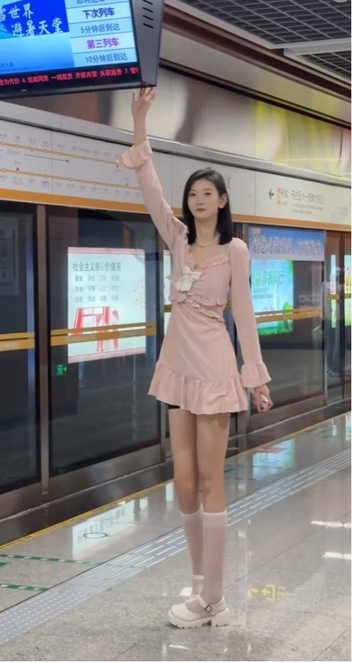 女孩身高2米26貌美如花,妈妈天天发愁:白长这么漂亮,没人敢追