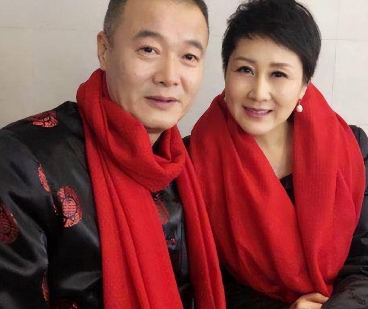 演员张凯丽:34岁嫁给作家,和丈夫相爱26年,却从不让女儿喊她妈妈!