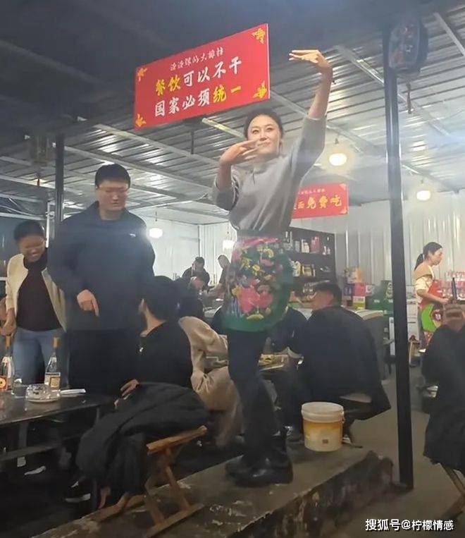 山东一烧烤店老板娘亲自跳舞助兴,网友:真不容易_李梅_生活_店里