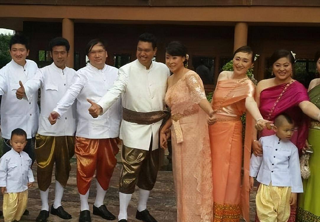 为了更好地照看冯坤,加提蓬选择放下泰