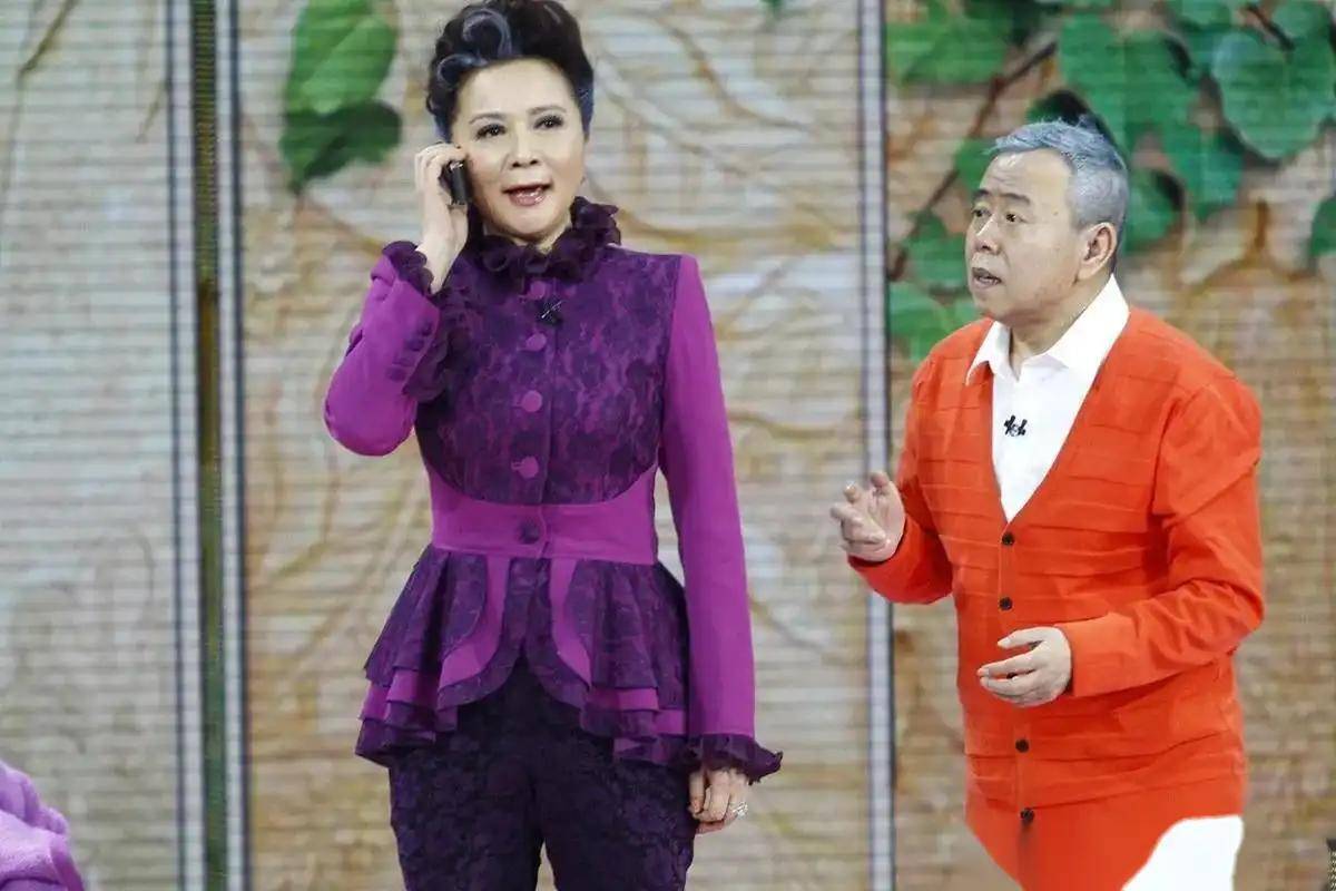 63岁蔡明逛丽江古城步履蹒跚,脸拉垮疑医美过度,难怪不再上春晚_小品
