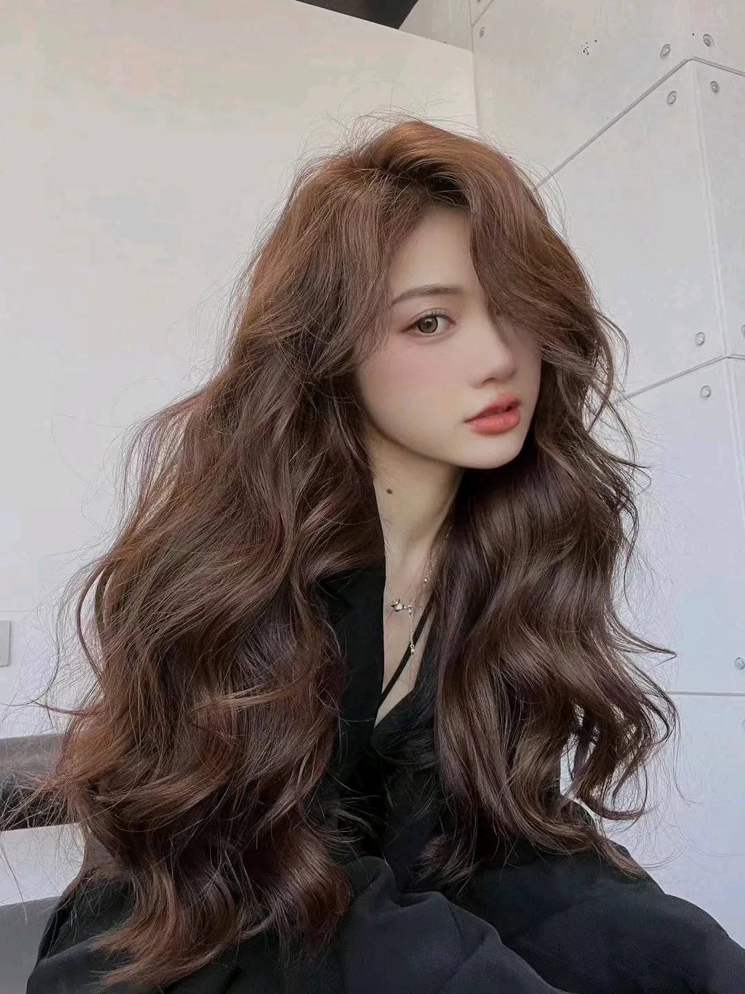 年末焕新:大波浪烫发与雾感染发的绝美邂逅