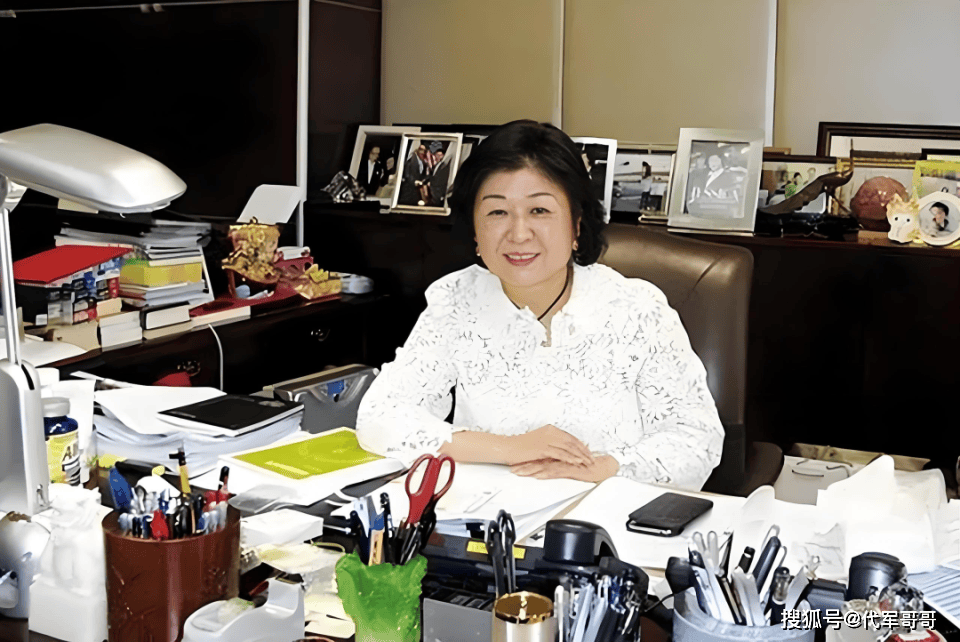 她被称为女版“马云”，放弃高薪工作，凭收废纸从3万到310亿_张茵_玖龙纸业_造纸业