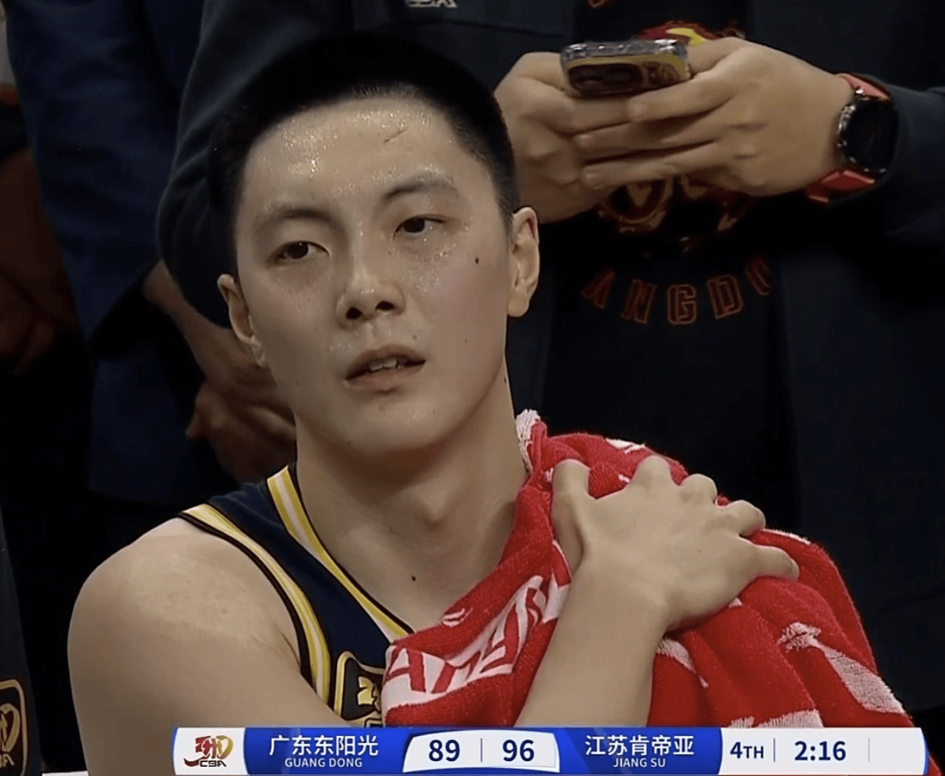 徐杰怒撕球衣，胡明轩疼得惨叫，杜锋下课钟声敲响，没人能保他了