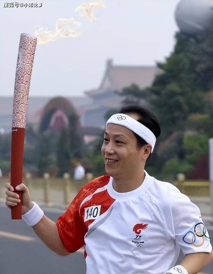 在罗京葬礼上哭到昏厥的妻子,却转身带着儿子嫁给了富商