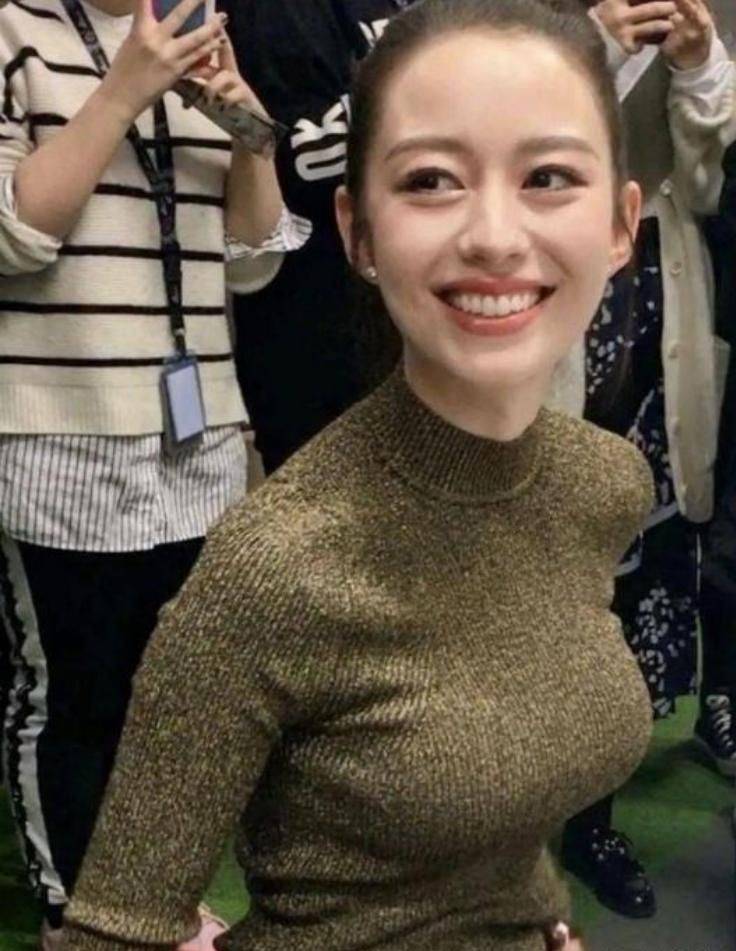 吉娜经常跟着郎朗出席各种大型活动和晚会,夫妻俩还经常参加综艺节目