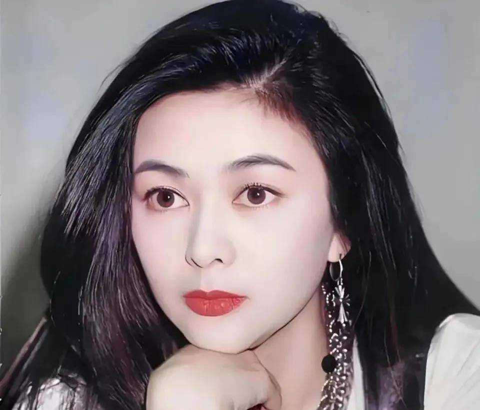 机场偶遇62岁关之琳,一头短发有股"大姨味",五官依然美丽动人