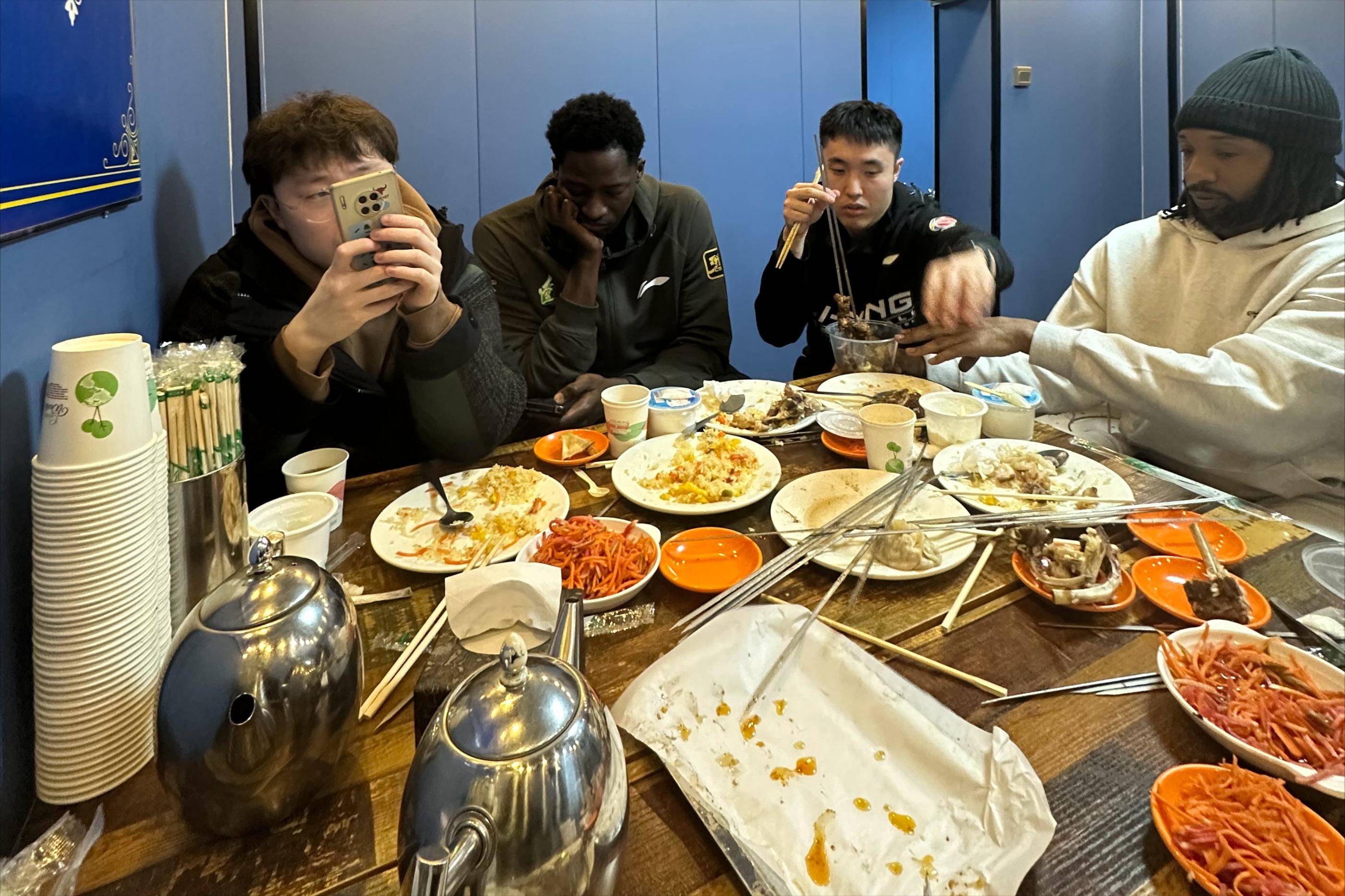 辽宁男篮抵达新疆,全队聚餐吃羊排手抓饭,威尔斯熟练使用筷子!