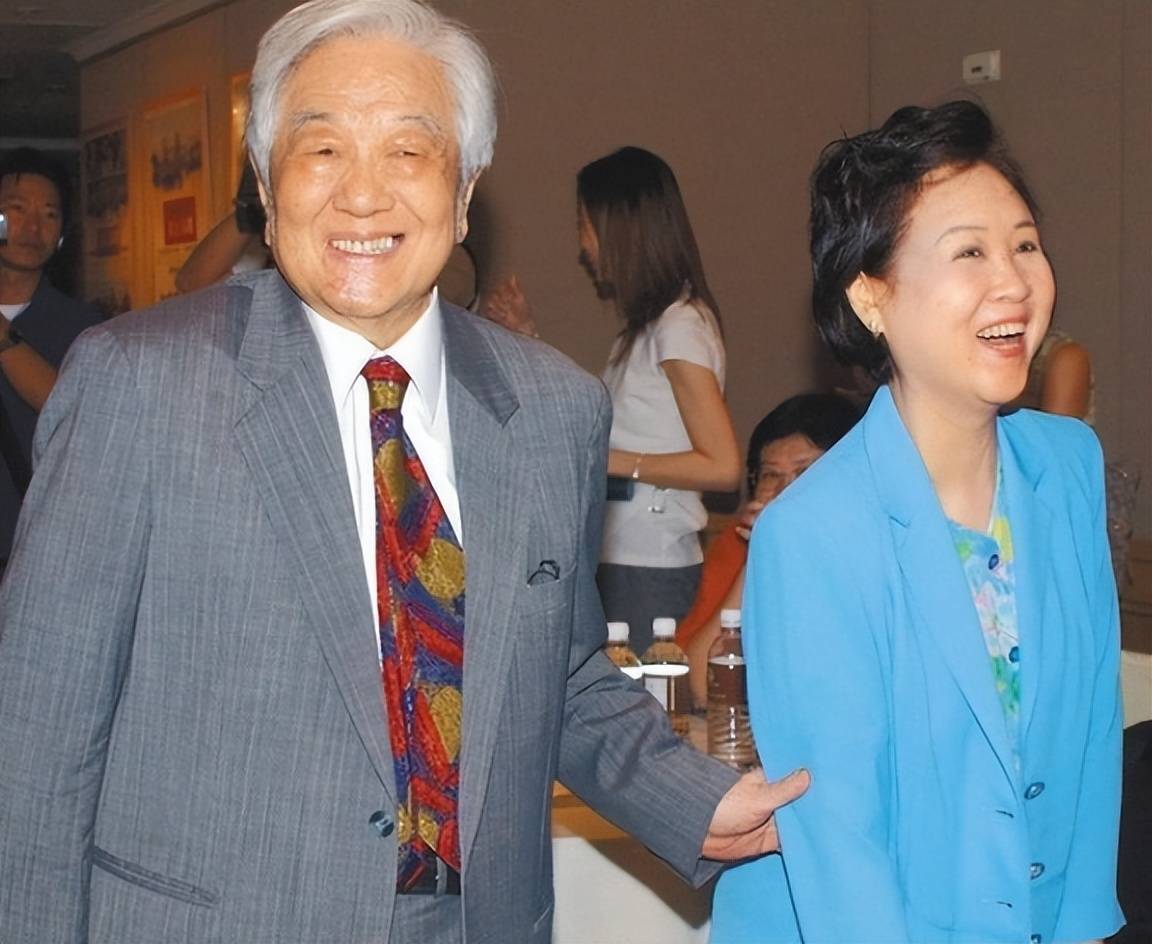 何秀琼不忍了!平鑫涛子女终于自食其果,琼瑶儿子却当众"背叛"