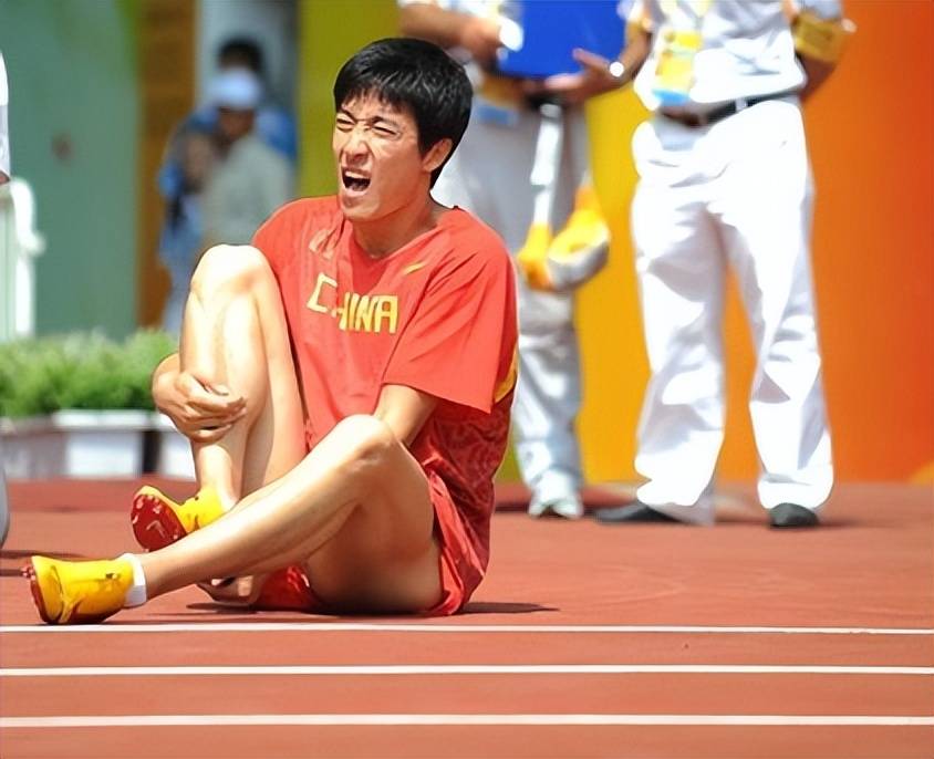 16年后再看刘翔:因比赛失利被质疑假摔,他到底做错了什么?