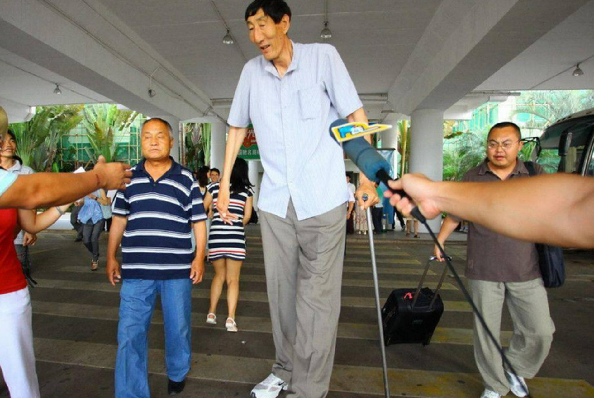 中国第一巨人鲍喜顺:不听医生劝告执意生下一子,儿子现在多高了