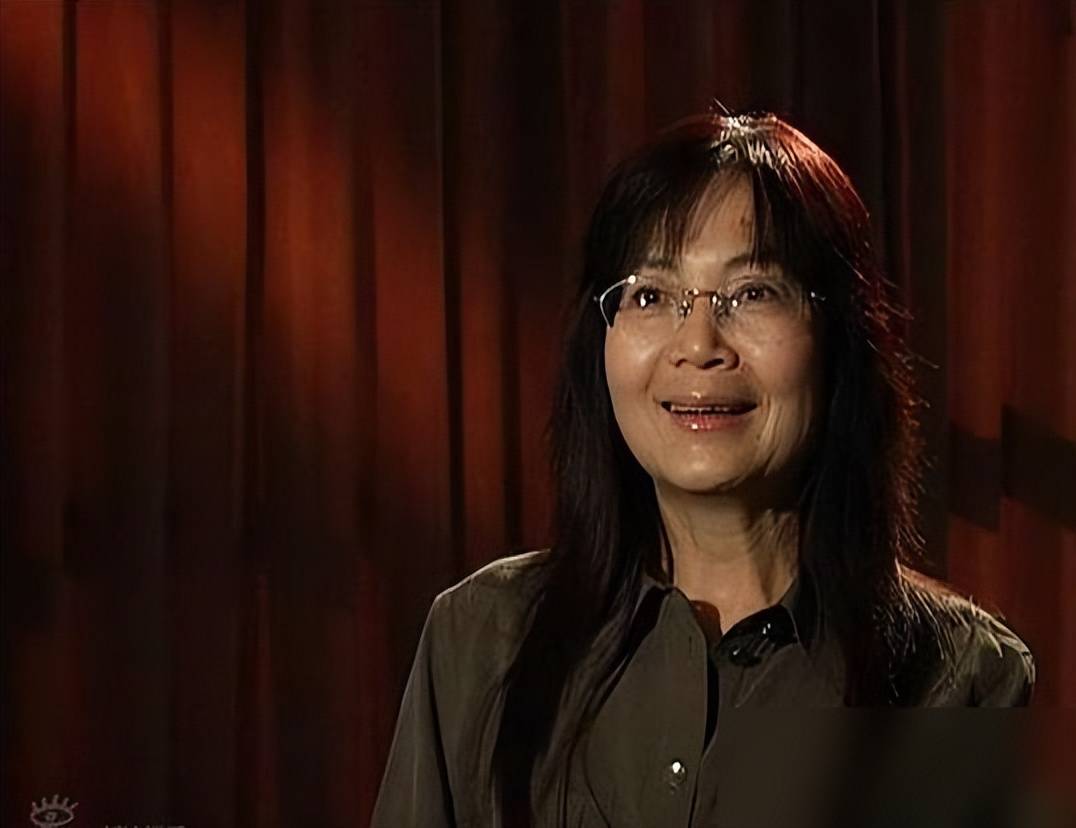 作曲家雷蕾,32岁成名,次年嫁给作词人,与公婆同住11年相安无事