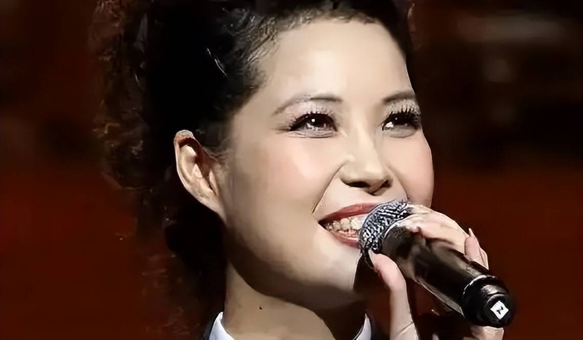 她进入了歌系,师从著名音乐大师金铁霖