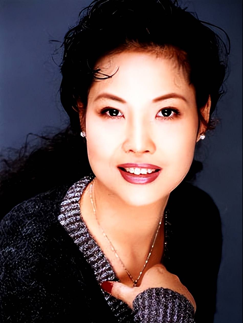 她进入了歌系,师从著名音乐大师金铁霖