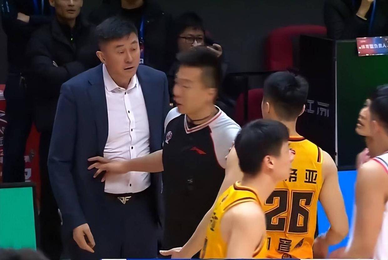 找回面子，广东男篮吊打江苏男篮，杜锋为徐杰出头，进场怒喷对手