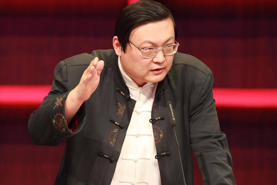 无论是《老梁说天下》中的针砭时弊,还是《老梁故事汇》里的妙趣横生