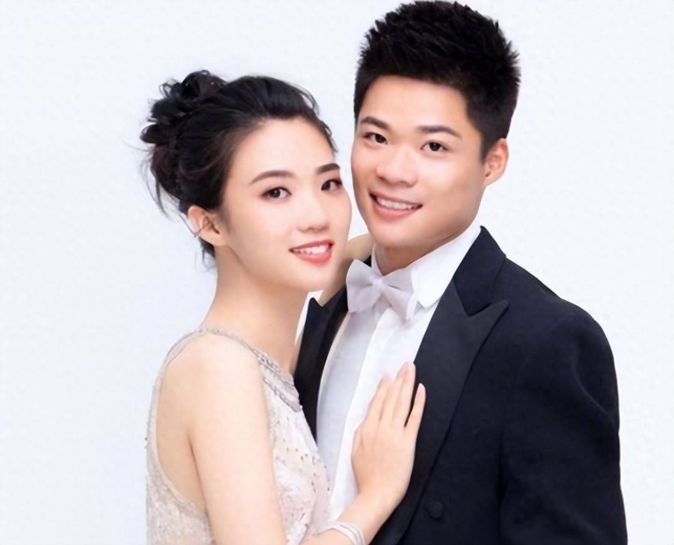 苏炳添与妻子的爱情火了,从校服到婚纱太甜了!