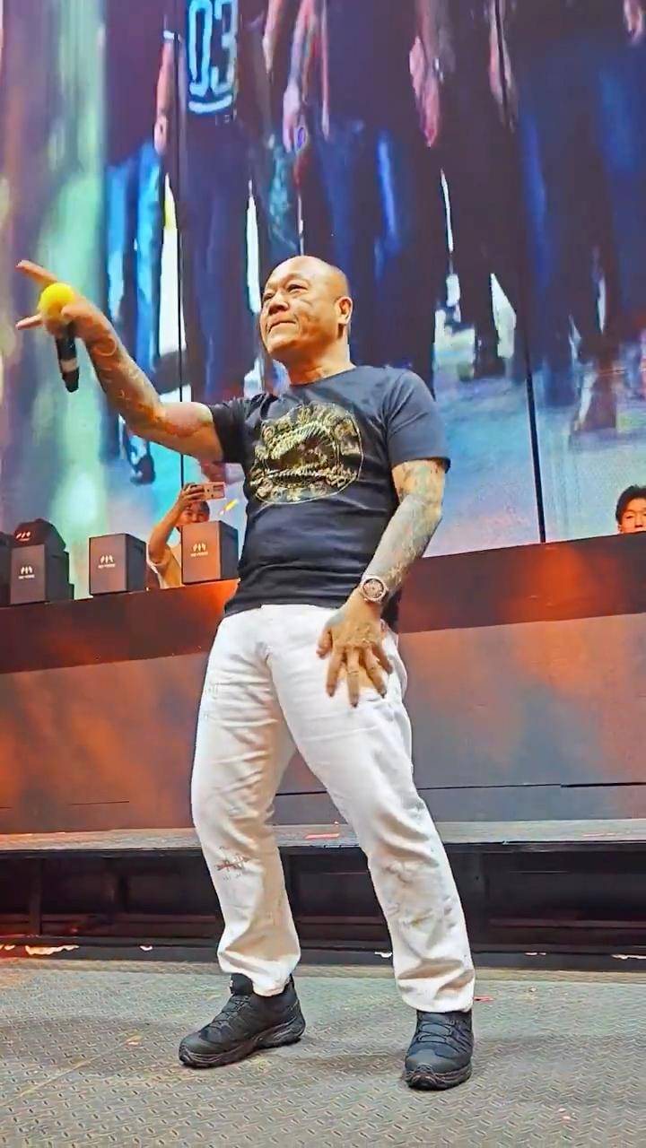 70岁港星内地商演,出场费飙涨18倍年入上亿,还与1米8超模暧昧