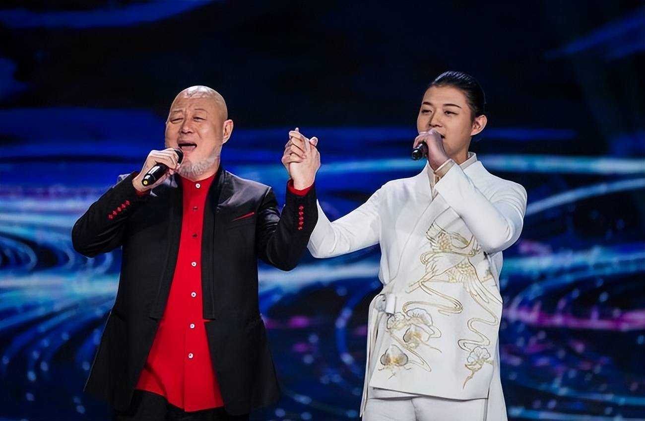 火风曾在霍尊陷入舆论漩涡时发文力挺儿子,虽然网友对火风的力挺褒贬