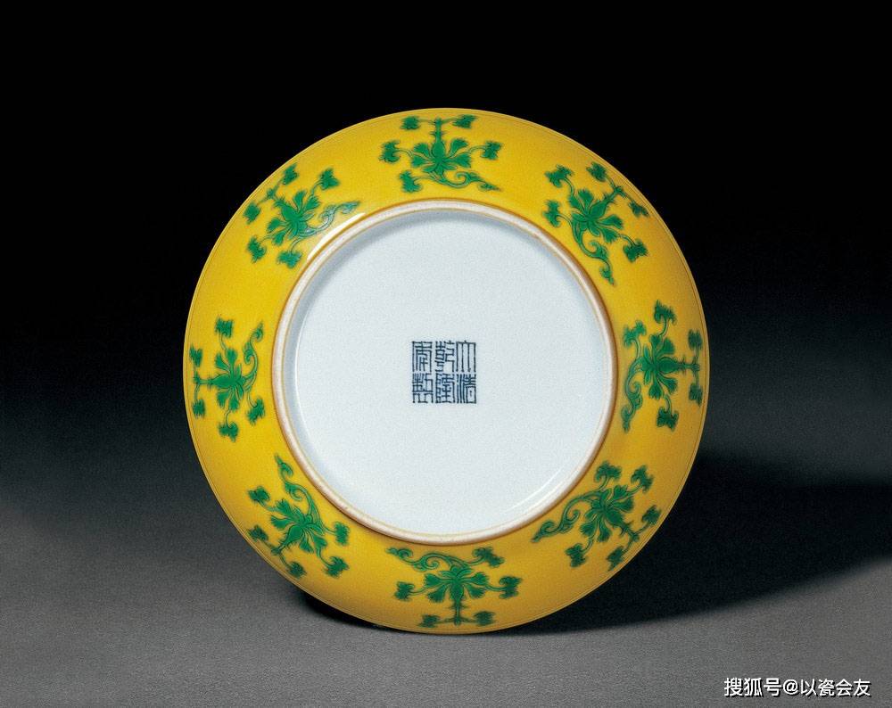 清代 大清乾隆年製 底款 黒地緑釉 花卉紋 皿 美術品 古陶磁 清代 大清乾隆年製 底款 黒地緑釉 花卉紋 皿 美術