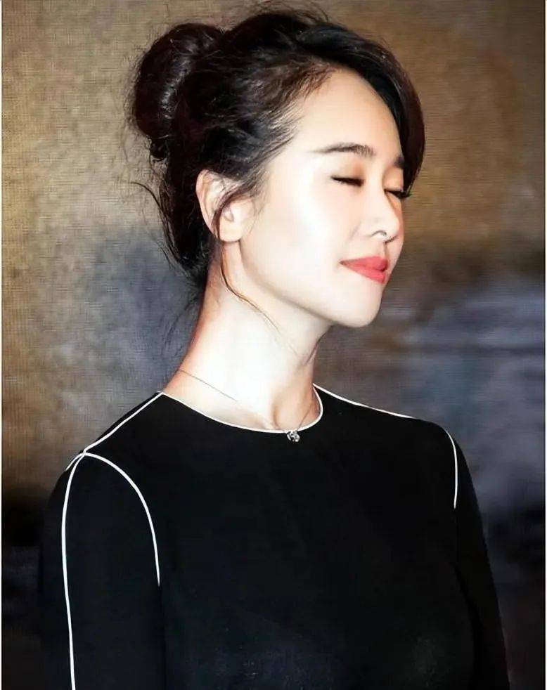 左小青太丰满了,穿小白裙都兜不住好身材,我感慨资本果然会选人_挑战_演艺事业_世界