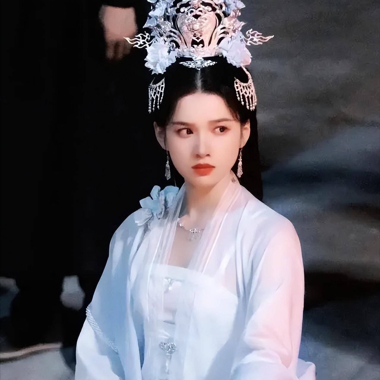 别看张婧仪才25岁,但却演了不少剧.而且大多数剧都是有效播出.