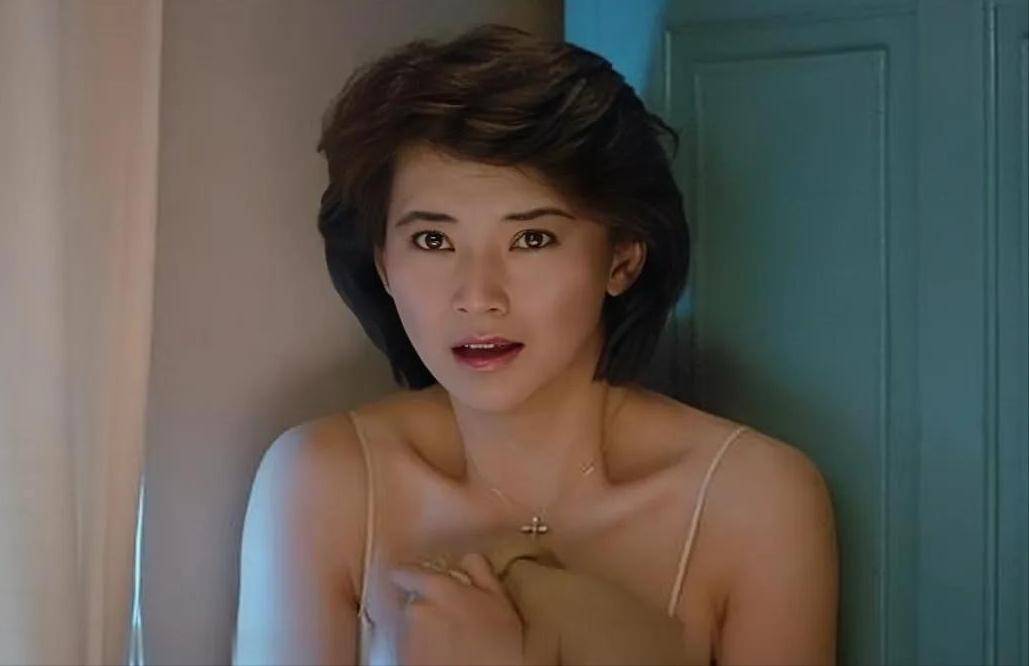 66岁胡慧中发福不敢认!为女儿携丈夫罕见现身,三人合照引发热议
