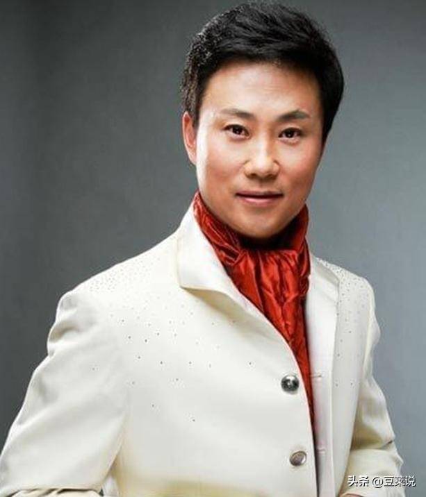 歌手耿为华,宠妻15年被抛弃,离婚后与女儿抱头痛哭,54岁仍单身