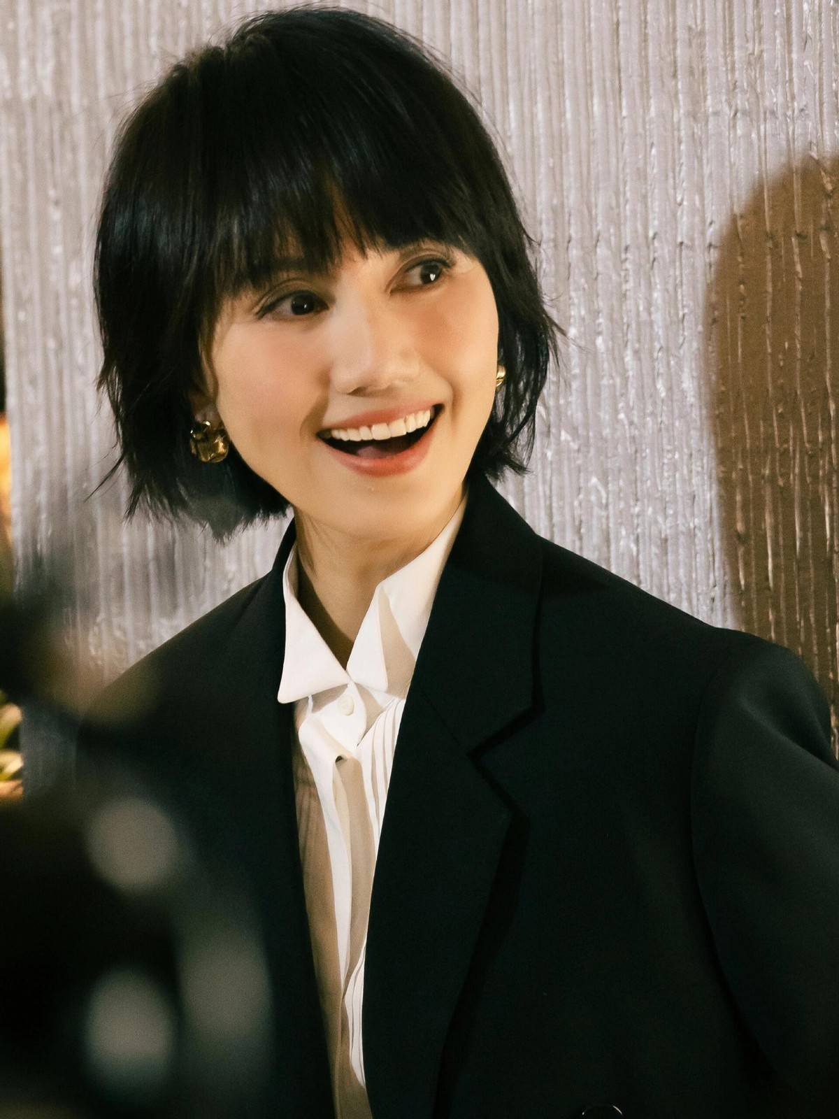 袁泉新剪了短发年轻20岁一身高级灰穿搭亮相美得像换了个人