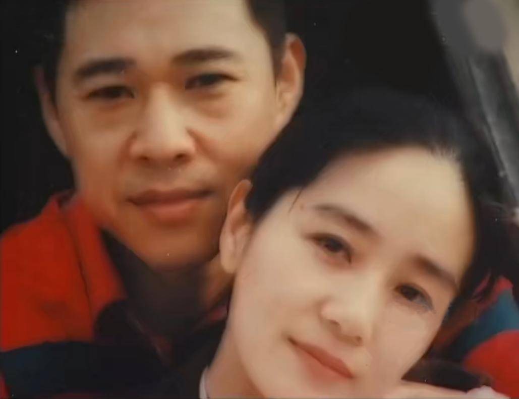 霍凡,嫁给大12岁张丰毅,结婚30年却不要孩子,她到底图什么?_张博宇_家庭_儿子