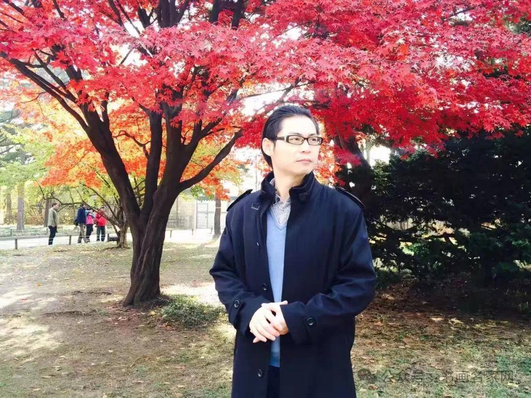 崔鹏,号墨然轩主,祖籍蚌埠,曾就读于暨南大学书法研究所,南京逸庐书院