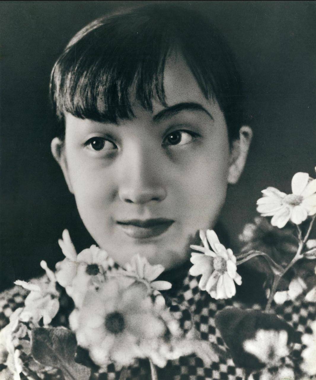 周璇究竟多美?因长得太好看,3岁被亲舅拐卖,死后照片竟卖218万