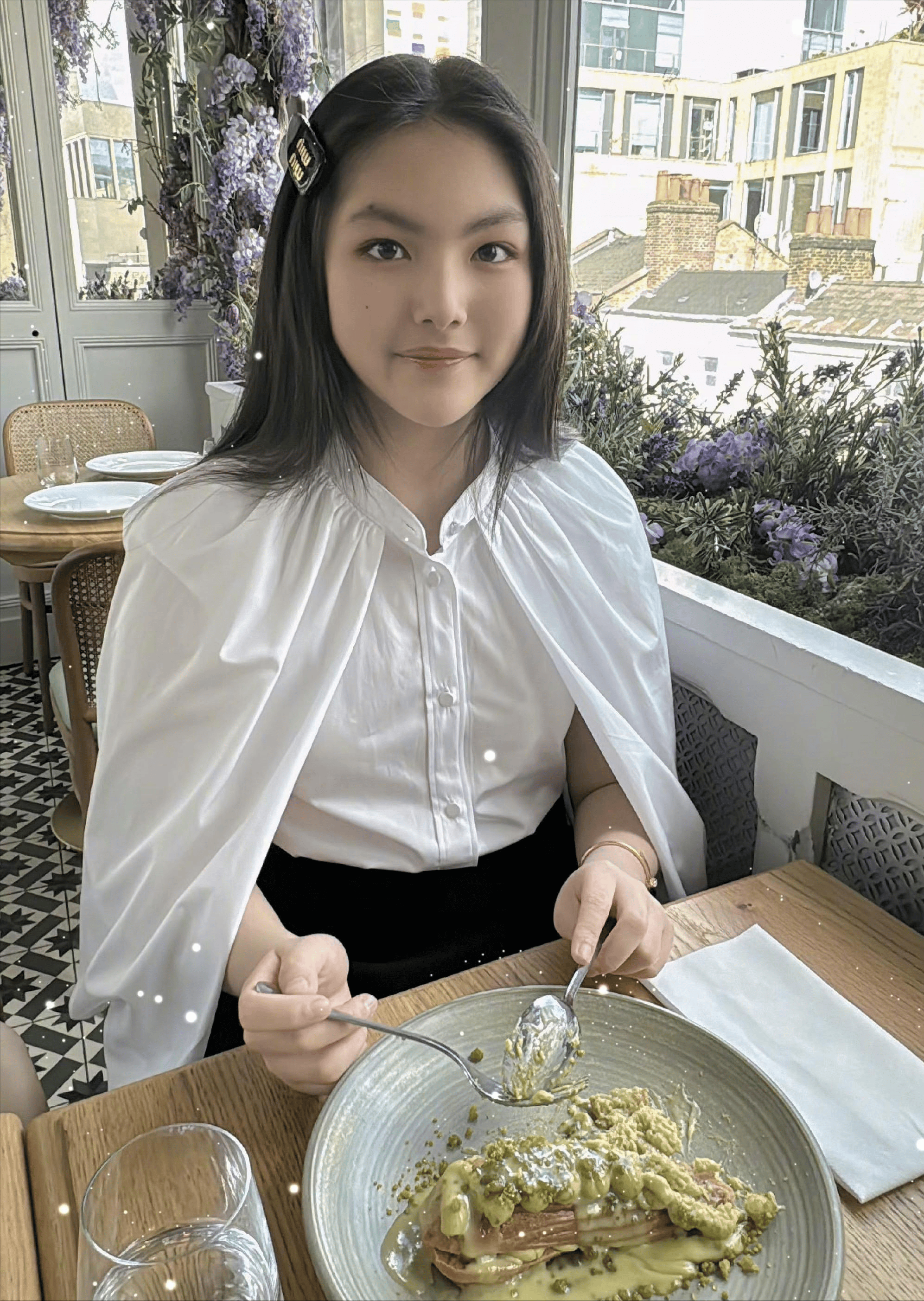 李湘和王诗龄逛名牌店,随意坐沙发如公主,高规格待遇羡煞网友!