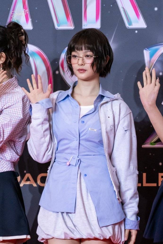 韩国知名女团成员,机场现身“情绪低落” 插图6 韩国知名女团成员,机场现身“情绪低落” 插图6